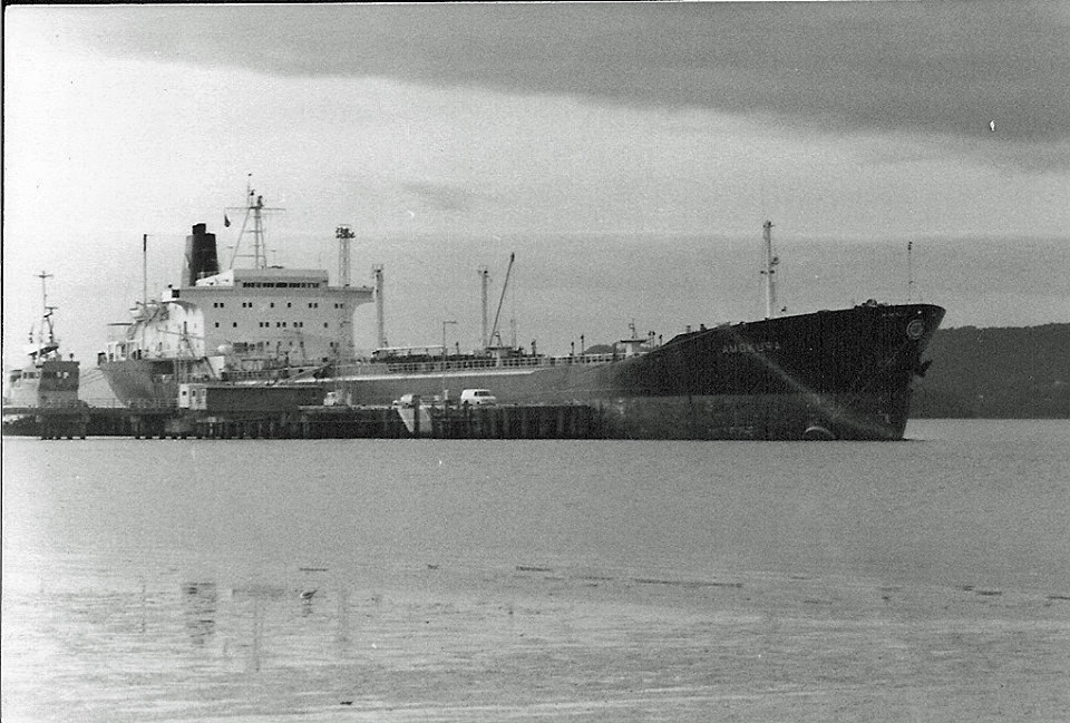 Amokura, Napier after hitting wharf, J Harpley. NZ Ship and Marine Society