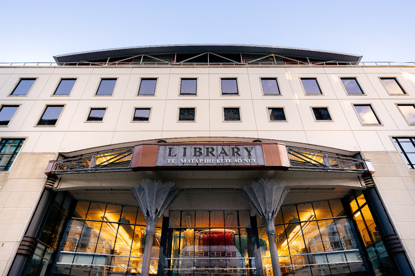 Te Matapihi ki te Ao Nui